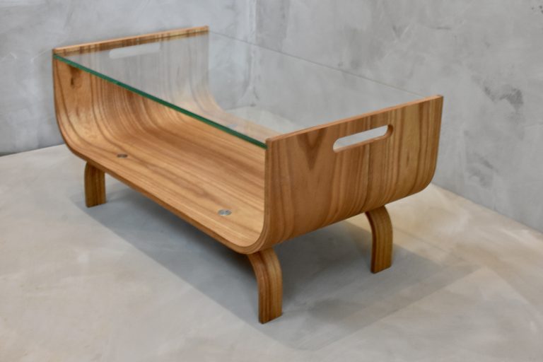 Zijaanzicht salontafel met gebogen houten rand en glas