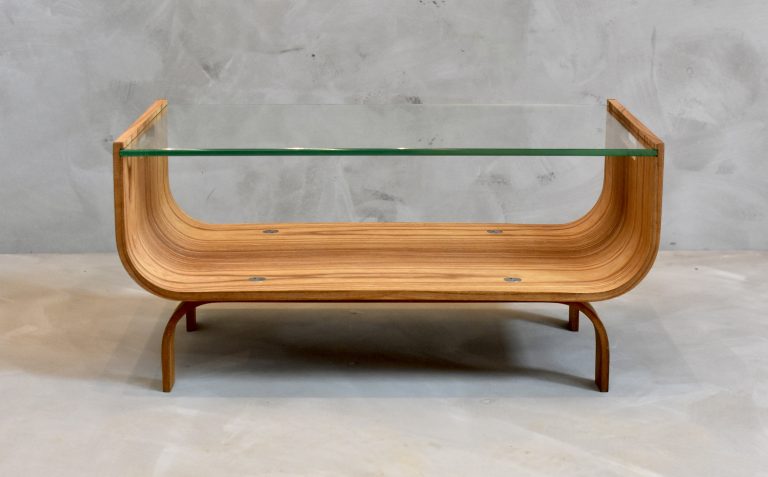 Salontafel met glazen blad en gebogen iepenhouten rand