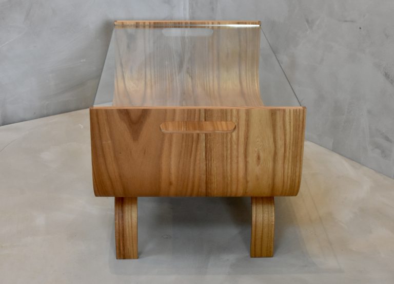 Detail van iepen fineer op salontafel