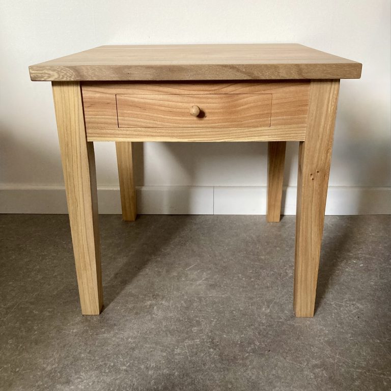Tafeltje in iepenhout Shaker stijl in interieur