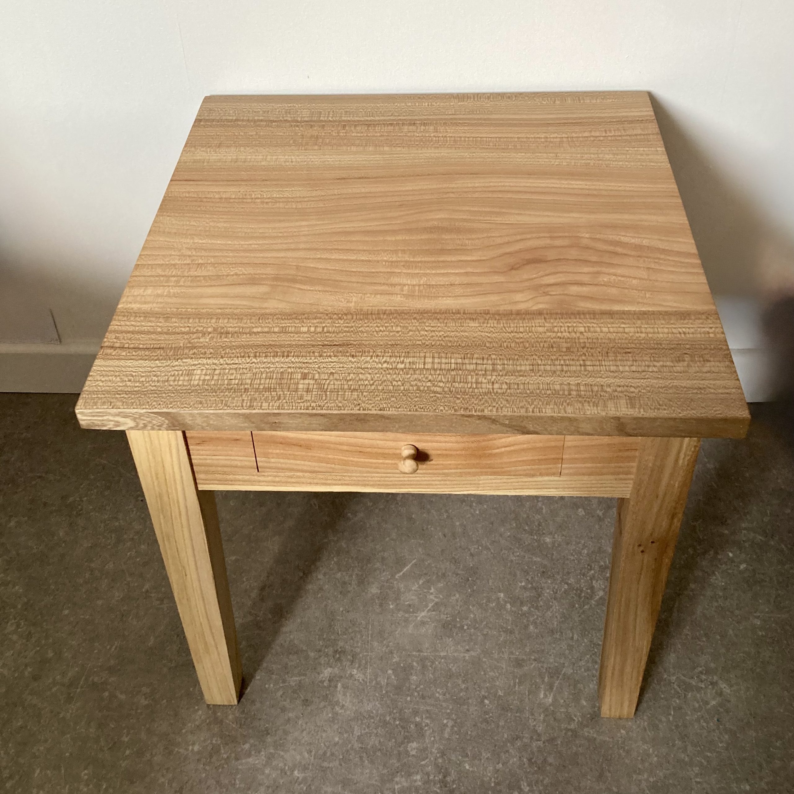 Tafeltje in iepenhout – Shaker stijl