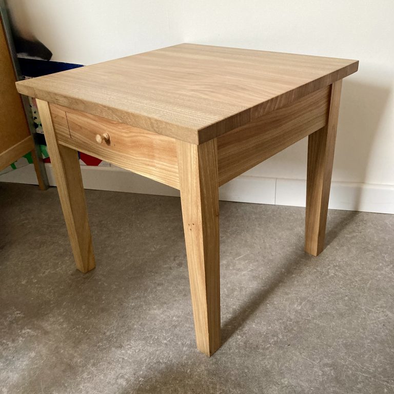 Detail houtnerf iepenhouten tafeltje Shaker stijl"
