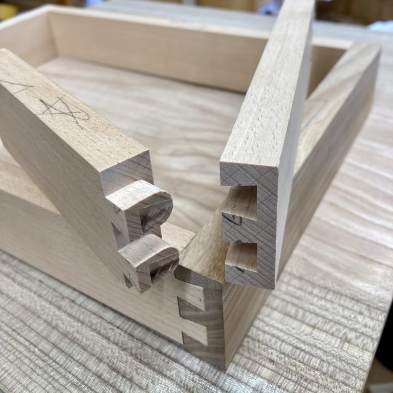 Detailaanzicht lade van tafeltje iepenhout Shaker stijl