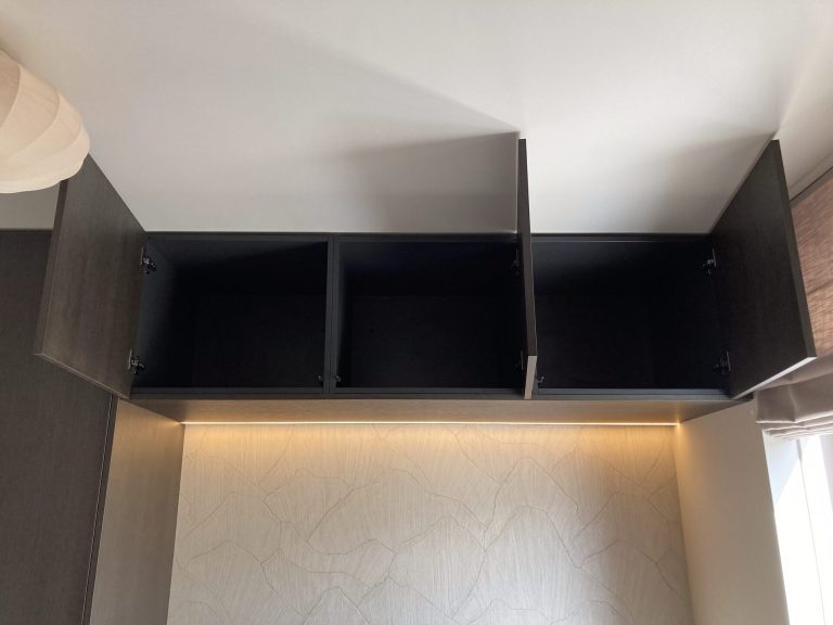 Bovenkast maatwerk wandkast geopend, drie vakken zwart interieur met LED verlichting — Senders Meubelmakerij