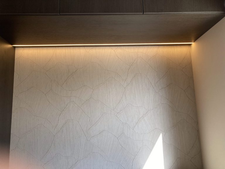 LED-strip verlichting in bureauwerkplek nis, donker eiken wandkast op maat — Senders Meubelmakerij