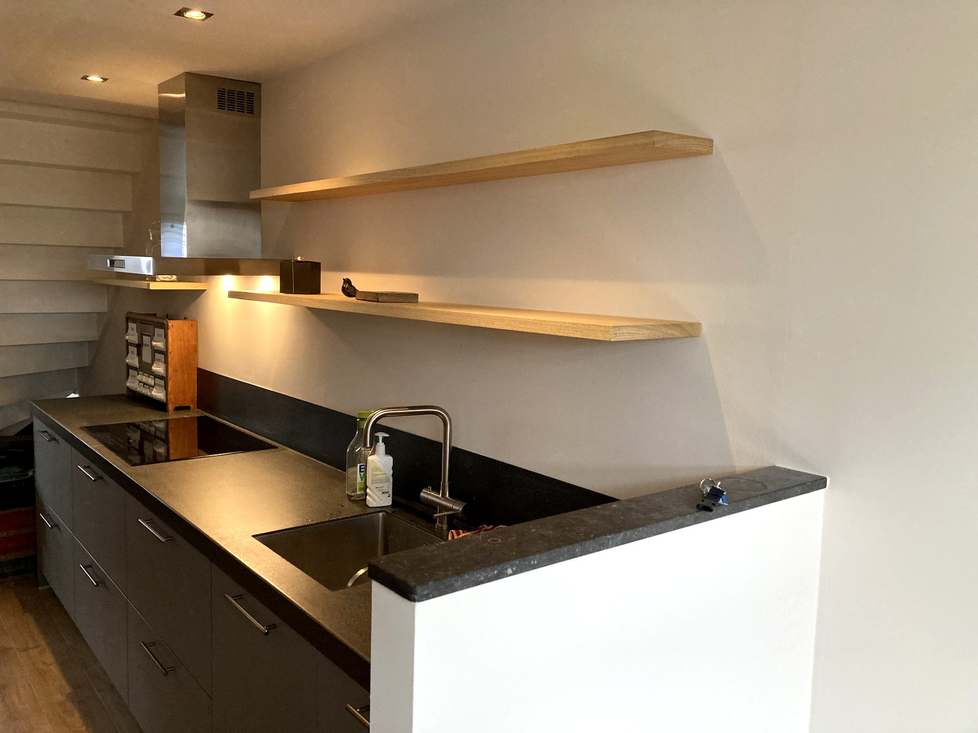 Maatwerk abachi wandplanken | Senders Meubelmakerij Maatwerk abachi wandplanken | Senders Meubelmakerij