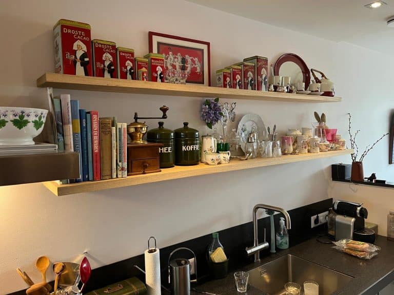 Abachi wandplanken op maat in gebruik met servies, boeken en blikken, Abcoude — Senders Meubelmakerij